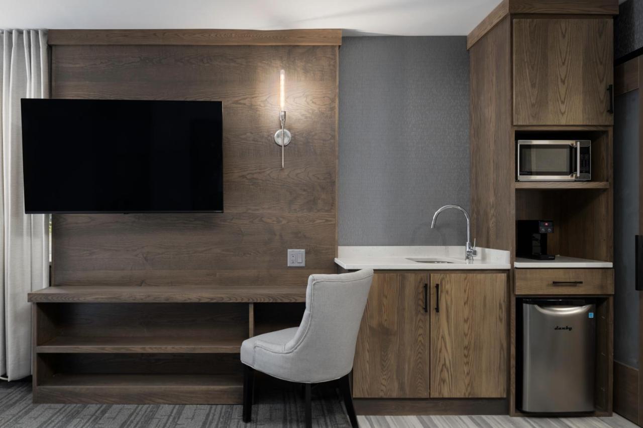 Voco Niagara Falls - The Cadence By Ihg Экстерьер фото A wet bar in a hotel room