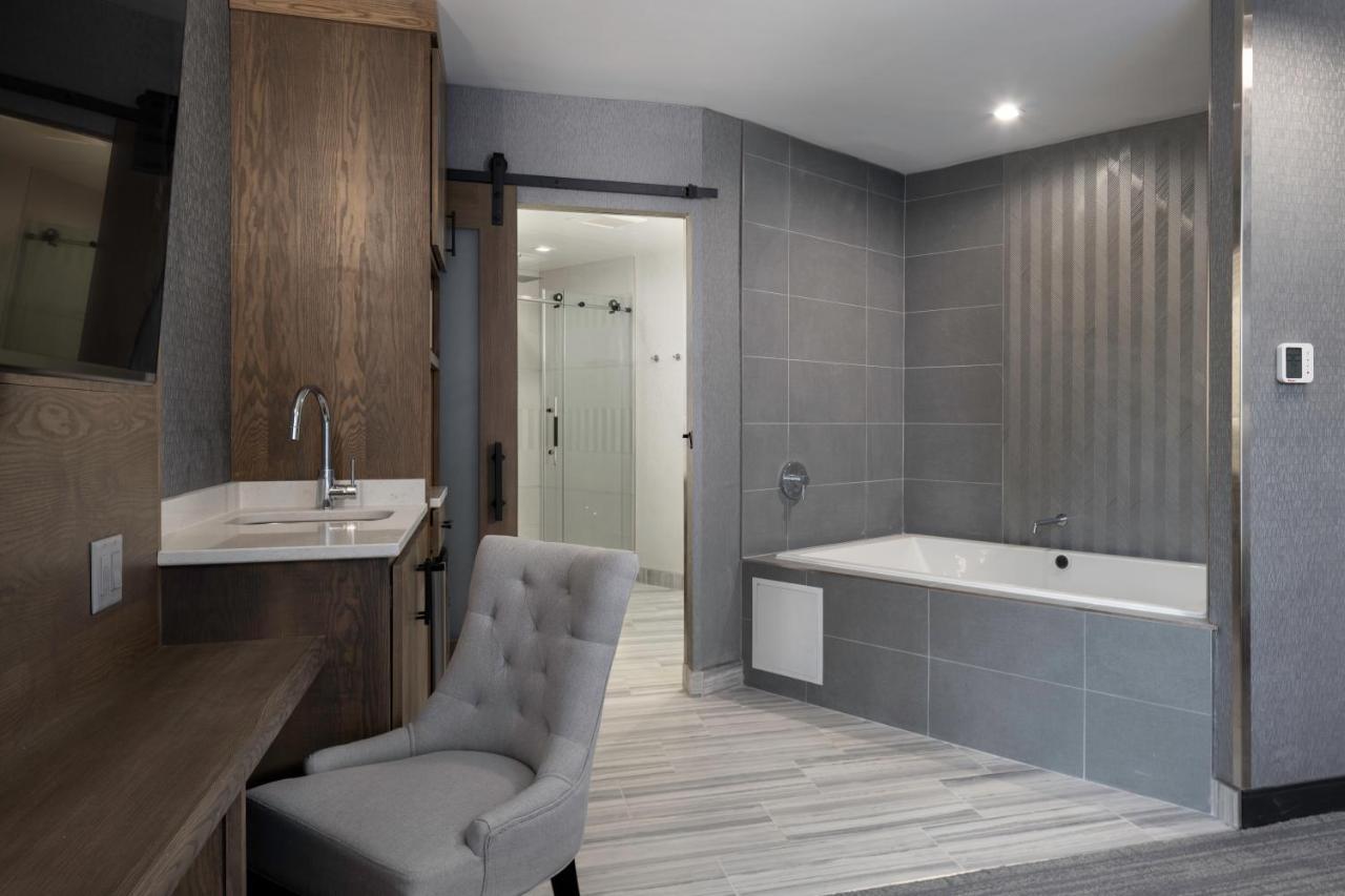 Voco Niagara Falls - The Cadence By Ihg Экстерьер фото Bathroom with a shower and a bathtub