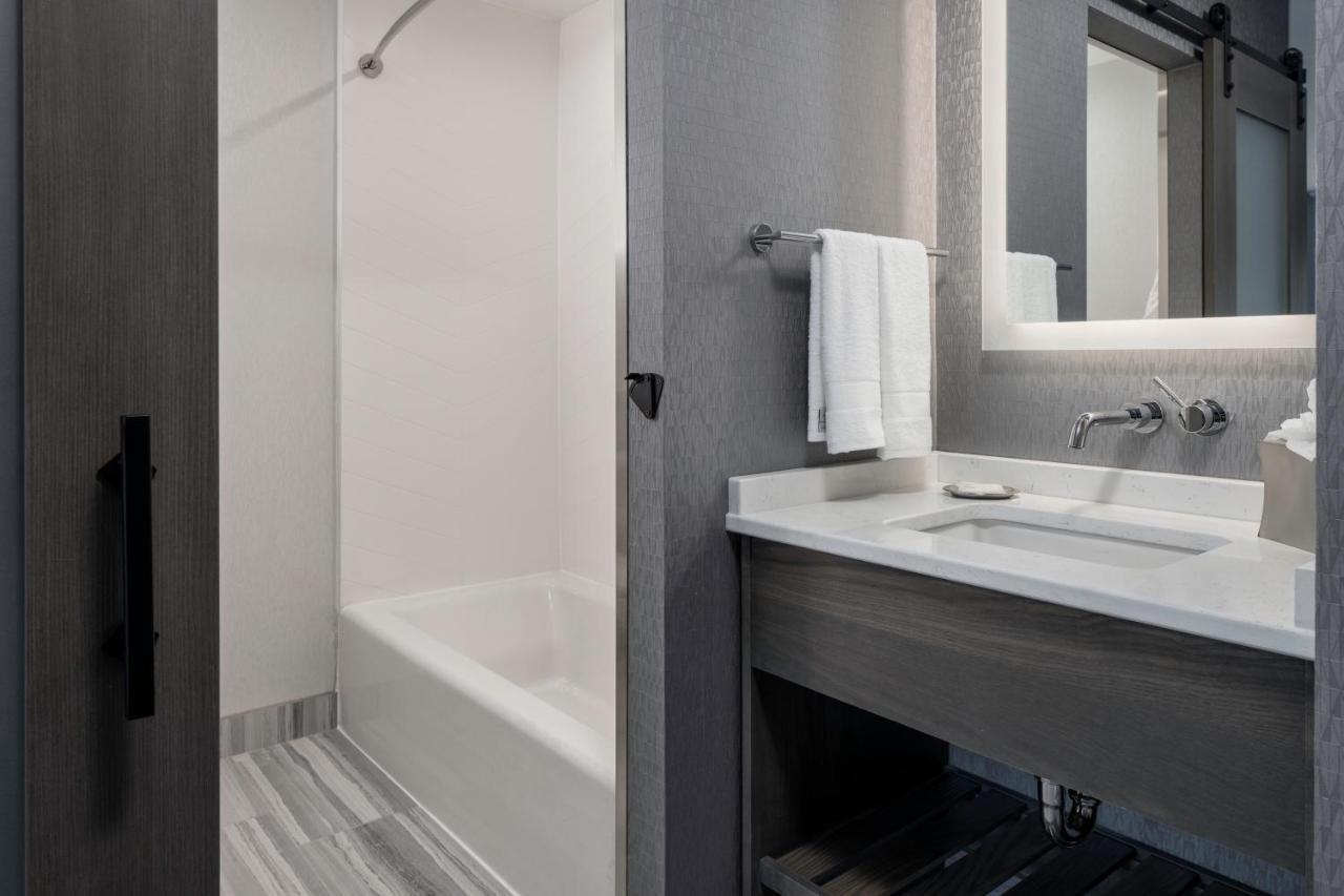 Voco Niagara Falls - The Cadence By Ihg Экстерьер фото A shower door