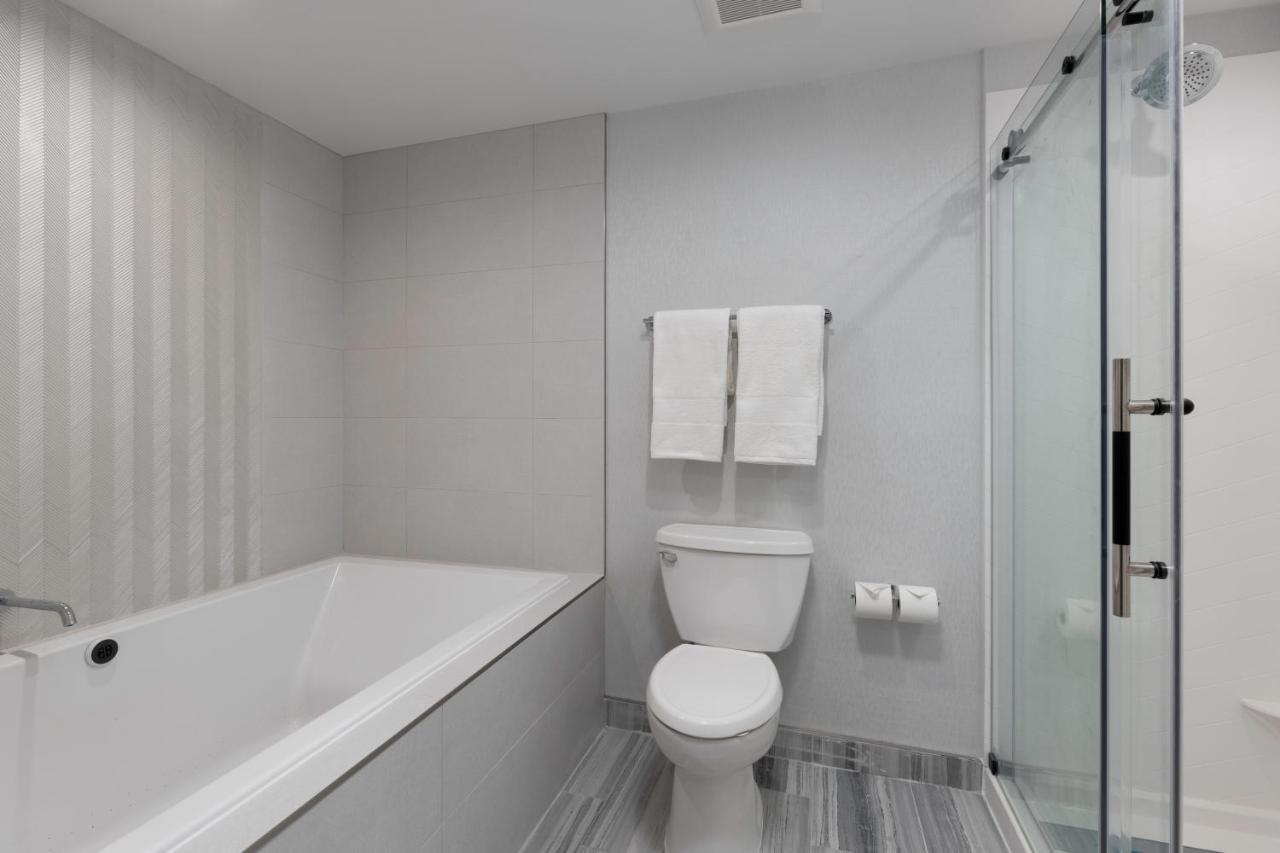 Voco Niagara Falls - The Cadence By Ihg Экстерьер фото A bathroom with a shower door