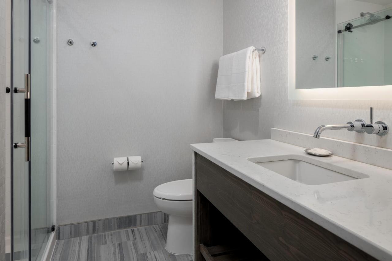 Voco Niagara Falls - The Cadence By Ihg Экстерьер фото Bathroom