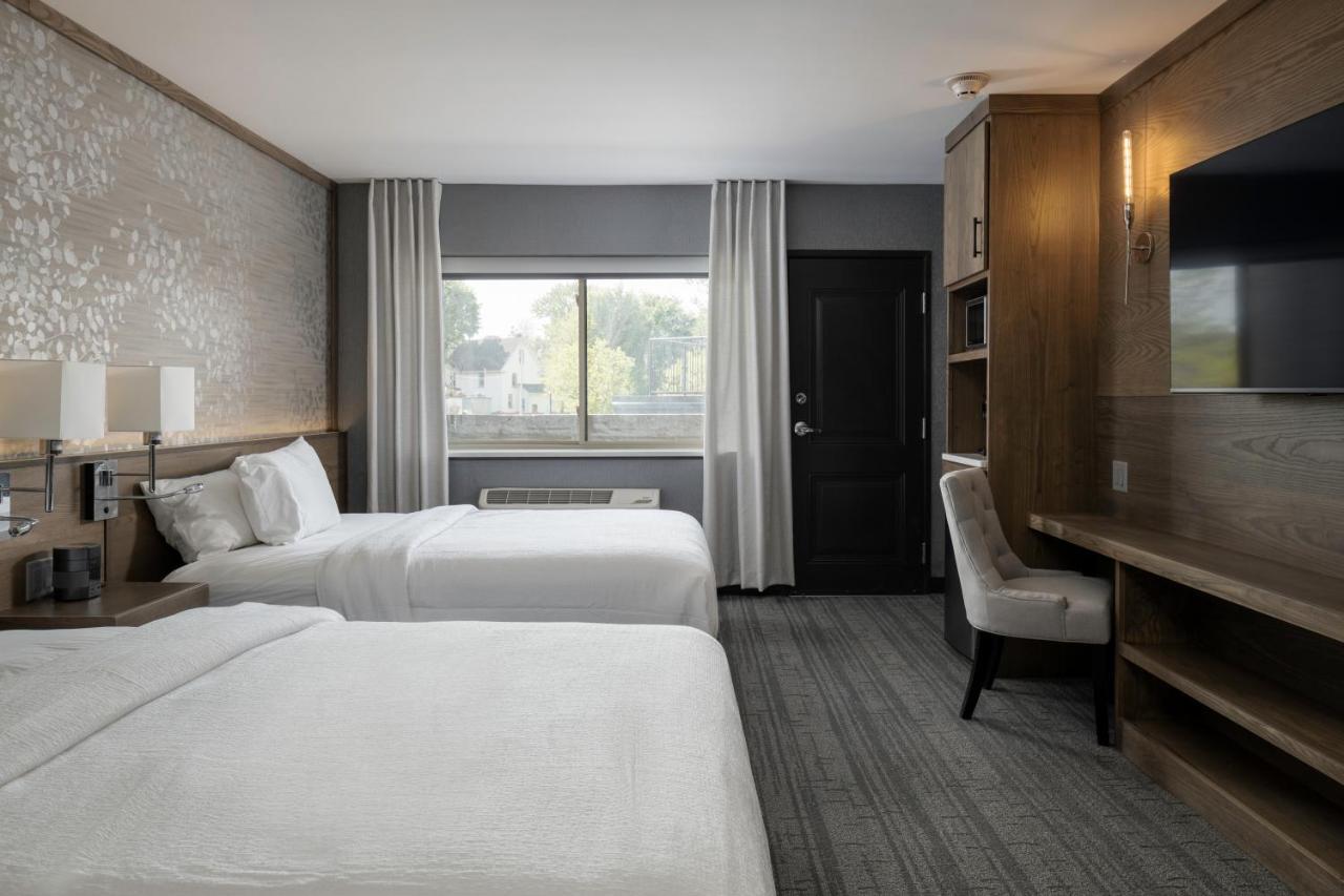 Voco Niagara Falls - The Cadence By Ihg Экстерьер фото A typical guest room at the Hilton Garden Inn in St. Charles, Illinois