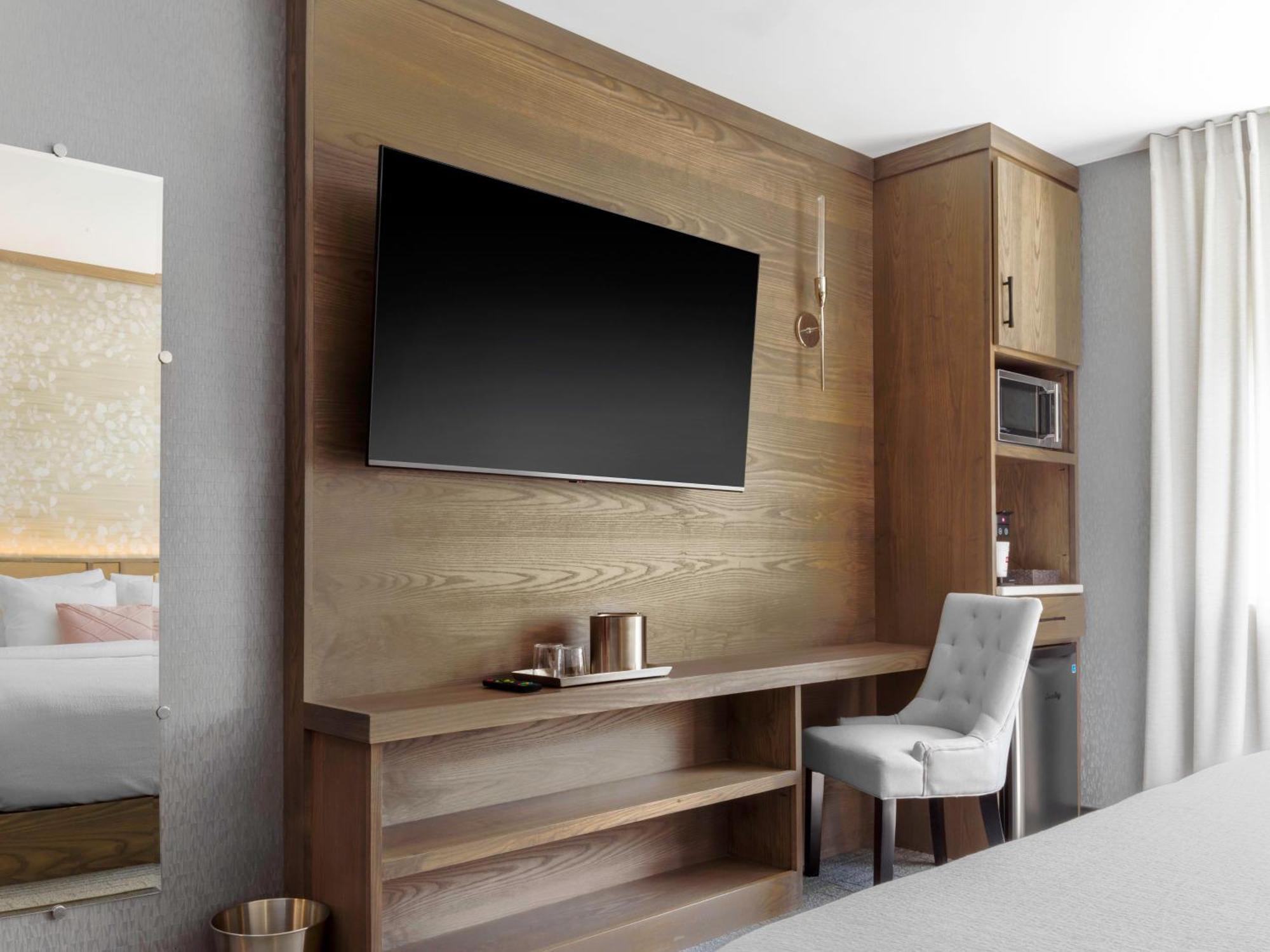 Voco Niagara Falls - The Cadence By Ihg Экстерьер фото A television in a hotel room