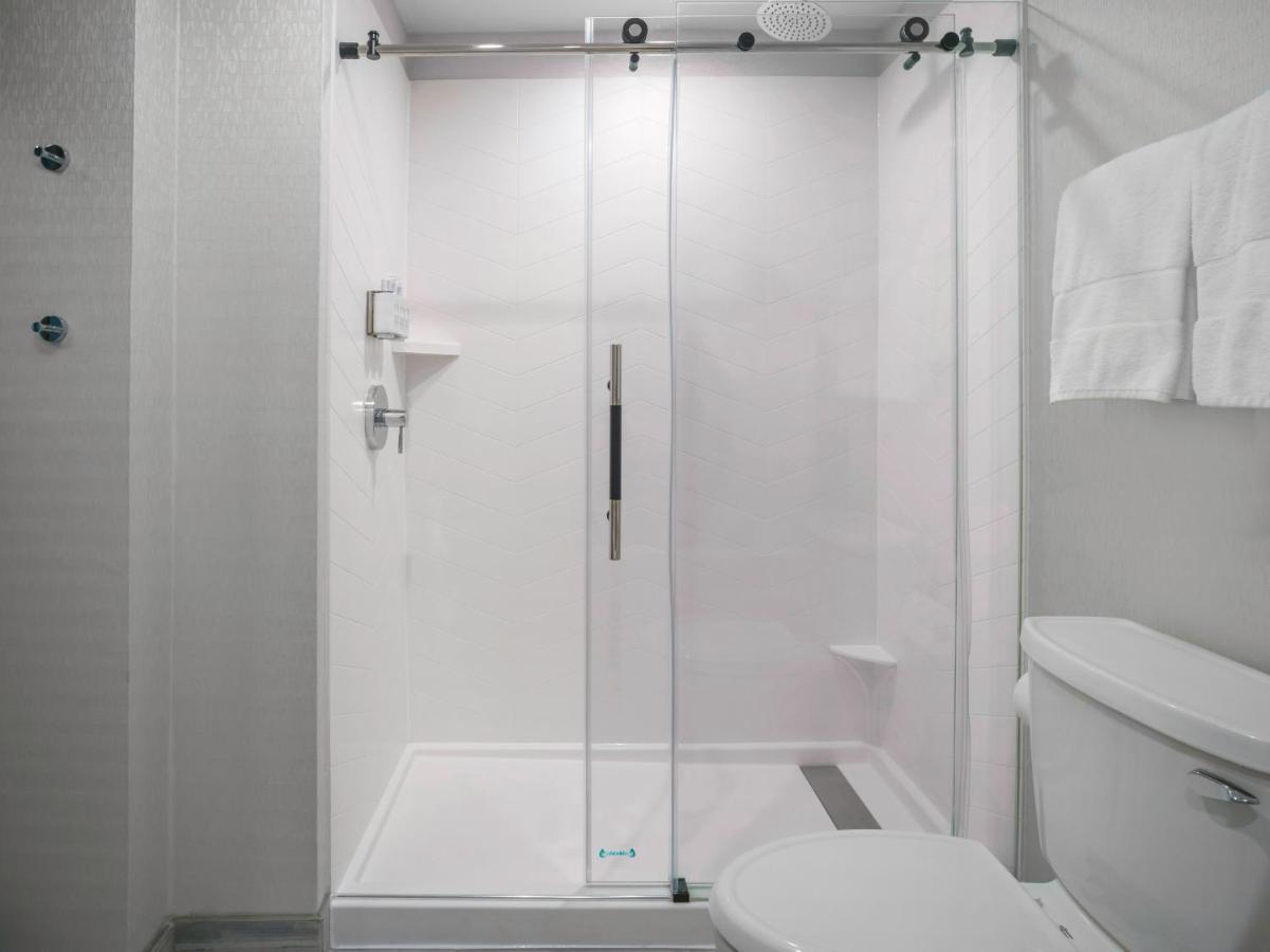 Voco Niagara Falls - The Cadence By Ihg Экстерьер фото A shower stall