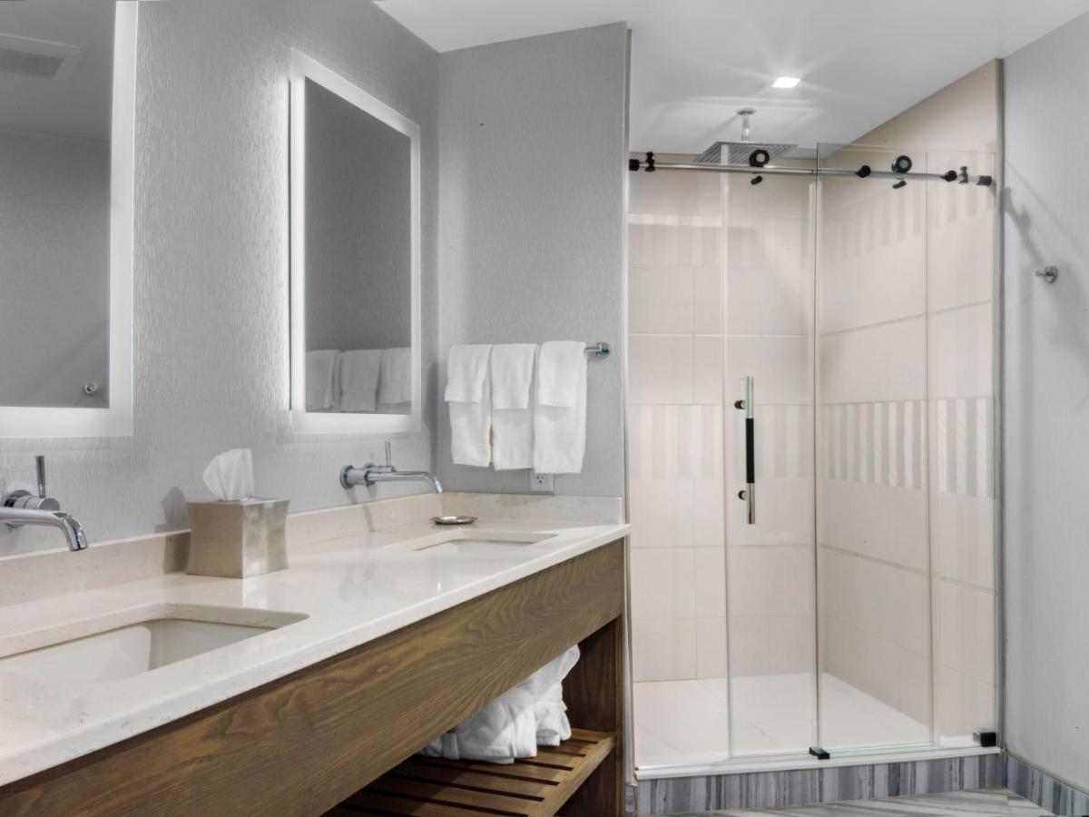 Voco Niagara Falls - The Cadence By Ihg Экстерьер фото A shower door