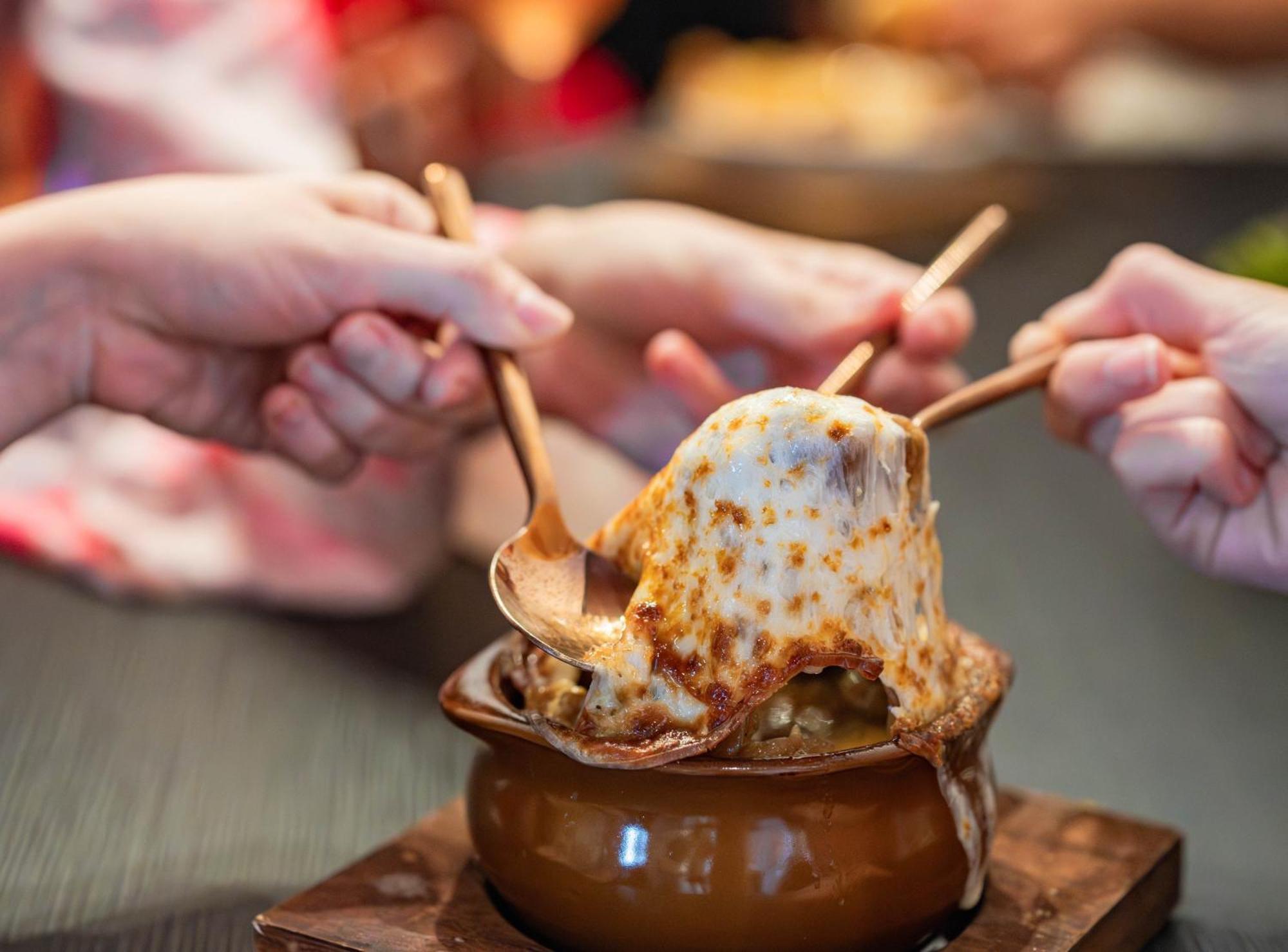 Voco Niagara Falls - The Cadence By Ihg Экстерьер фото French onion soup